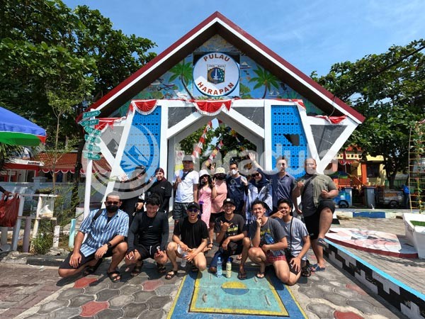 Open Trip Pulau Harapan Kepulauan Seribu Foto Di Depan Gapura
